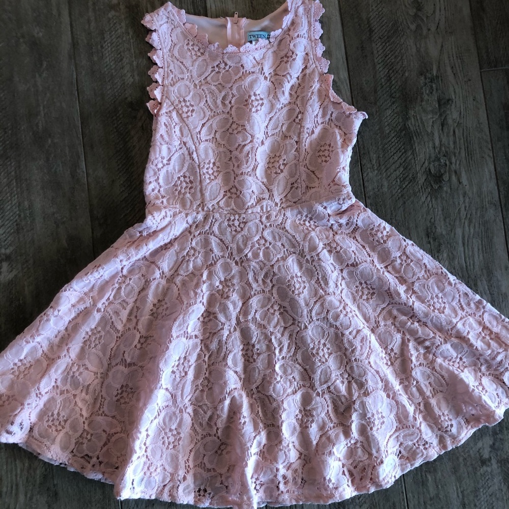 Girls spring dress.